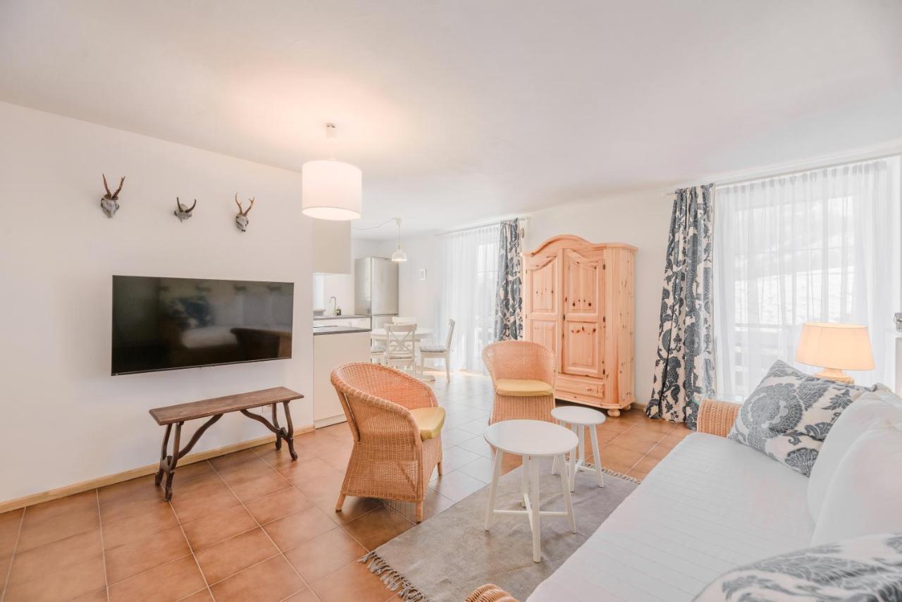 Renoviertes Apartment Mit Terrasse An Der Piste Mit Kostenlosen Wifi 卡瑞扎奥湖 外观 照片
